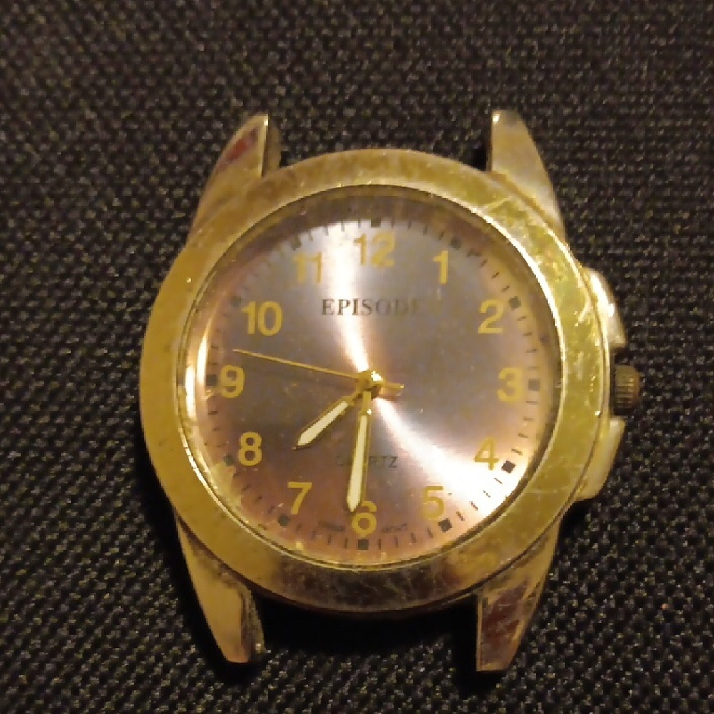 An Episode Quartz watch with Round Design and Clear Crystal